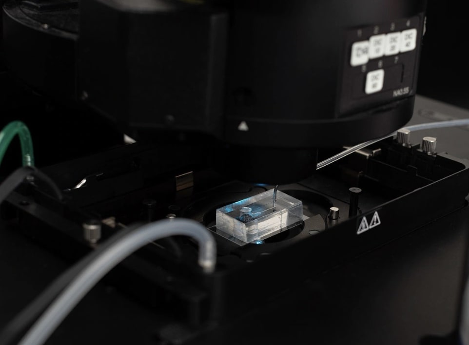 最近澳洲悉尼大學的華裔科學家開發出一款微流體晶片(micro-fluidic chip)裝置,只需要一滴血,就能判斷患者的心血管疾病風險,提前預警。