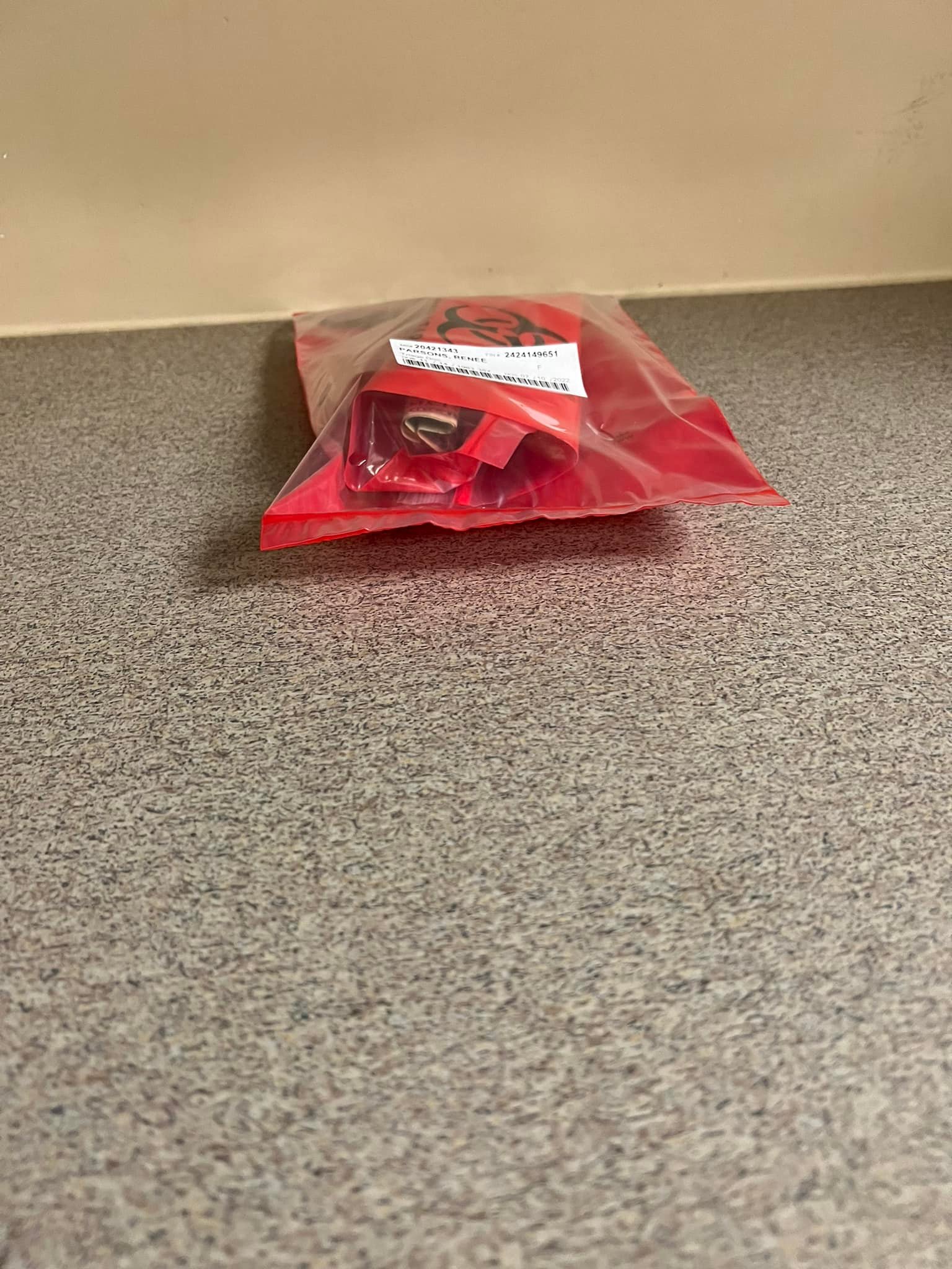 丈夫懷疑妻子撿到的鈔票可能含有芬太尼(Fentanyl)。