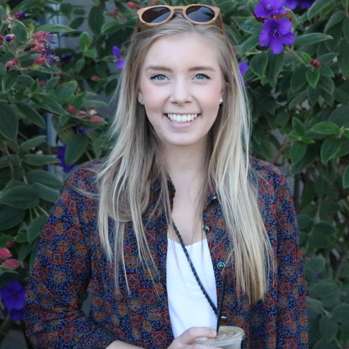 28歲美國女子Caitlin Jensen因長時間坐著學習以致肩頸緊繃、背部疼痛。