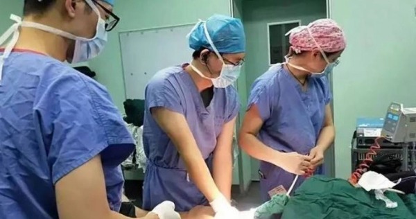 經過3小時手術後,成功切除女性生殖器官,僅保留男性生殖器官。