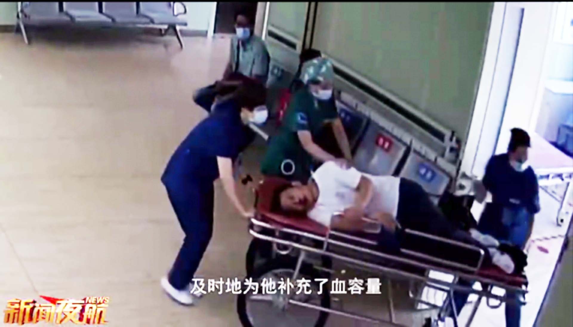 男子突然在醫院吐出一口深紅色的血，然後進入急症室大堂時又再吐血。