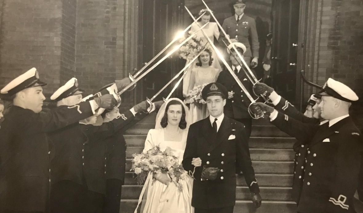 加拿大一對夫妻,96歲的喬治(George)和94歲的雪麗(Shirley Brickenden)在1944年一見鍾情,僅僅六天就閃婚了。