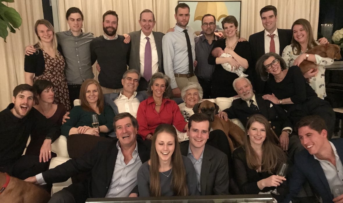 兩人決定「安樂死」後,在家裡舉辦最後一次聚會,所有家人都從各地趕回來聚在一起。