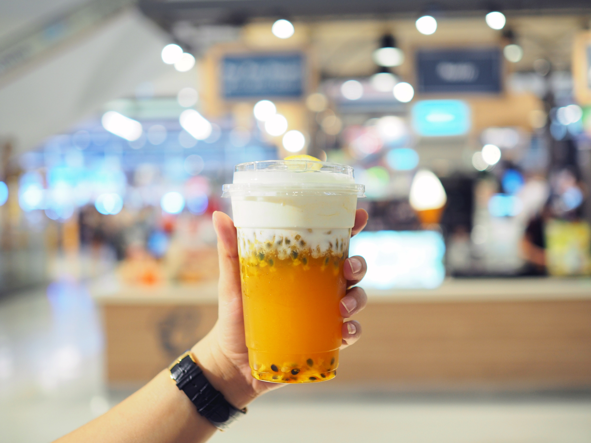 百香果紅茶的平均糖含量最多。