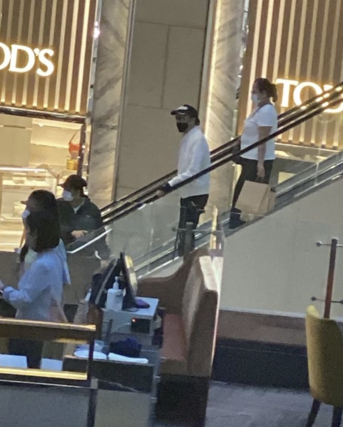 四哥乘電梯的時候,完全不需要別人攙扶。