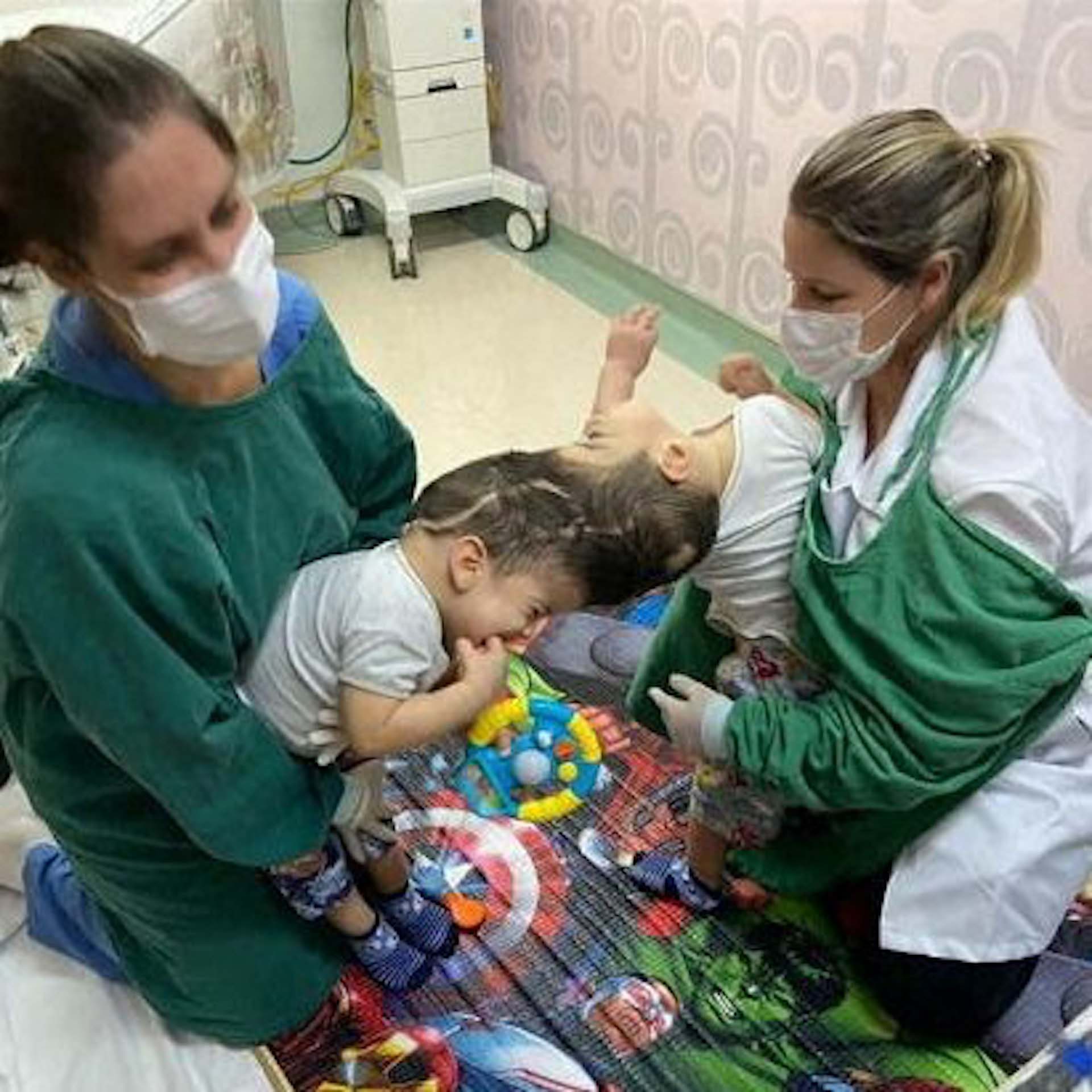 據了解,雙胞胎在分離後也曾出現血壓和心跳升高的情形,但目前在醫院復原情況良好。