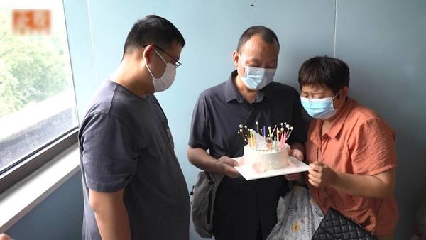 蕊離9歲生日只剩下不到1個月,故一家人在最後時刻為她慶祝生日。