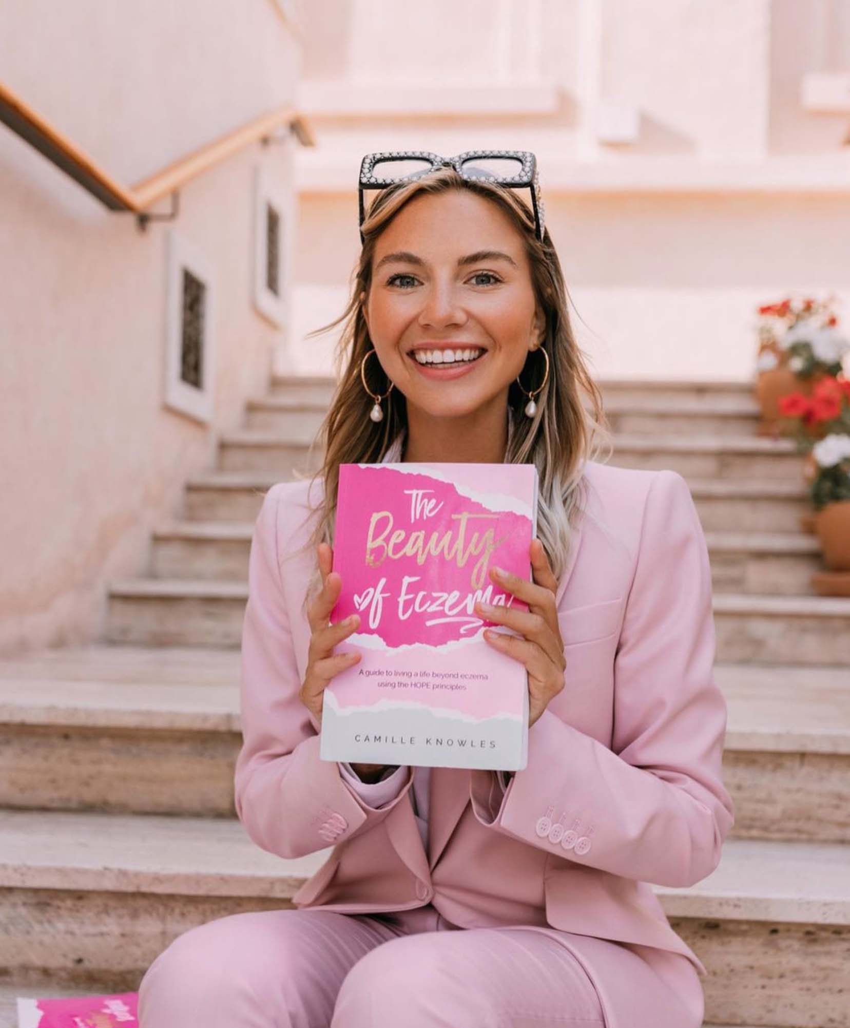 成功擺脫濕疹後，Camille更創下自家護膚品品牌，同時撰寫了一本名為《The Beauty of Eczema》（譯：濕疹之美）的書。