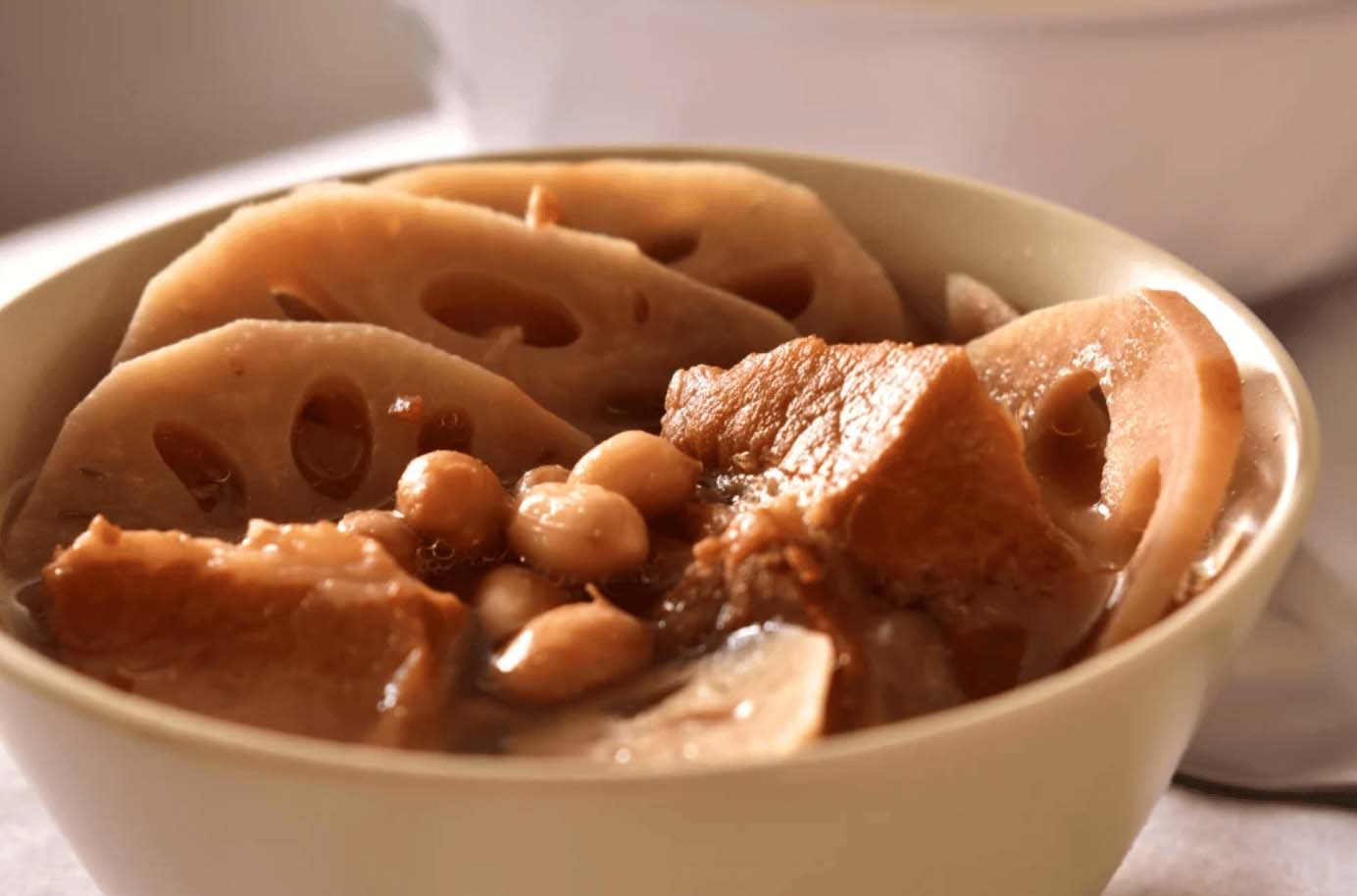 蓮藕章魚豬骨湯有助滋陰潤燥、健脾開胃。