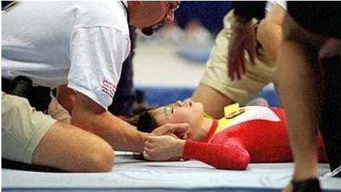 桑蘭落地動作突然出現失誤,頸部和頭部落地。