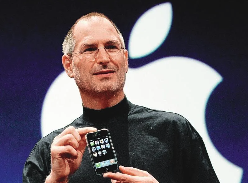 Steve Jobs 生前標誌性的黑色高領上衣便是出自於 Issey Miyake。