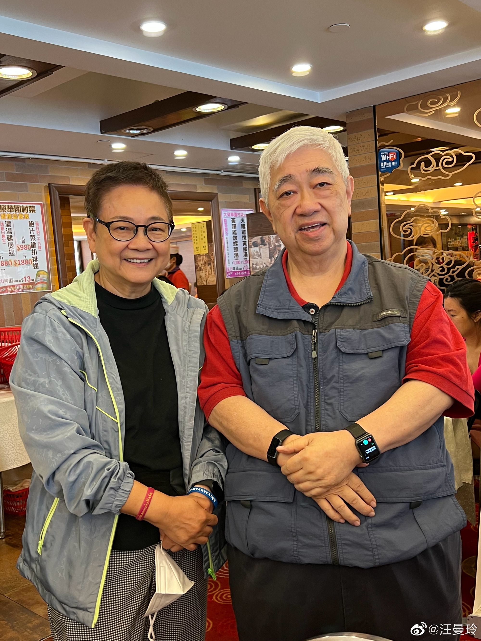 近日資深媒體人汪曼玲在微博曬出了一組聚會照,曝光了食神梁文韜的近況。