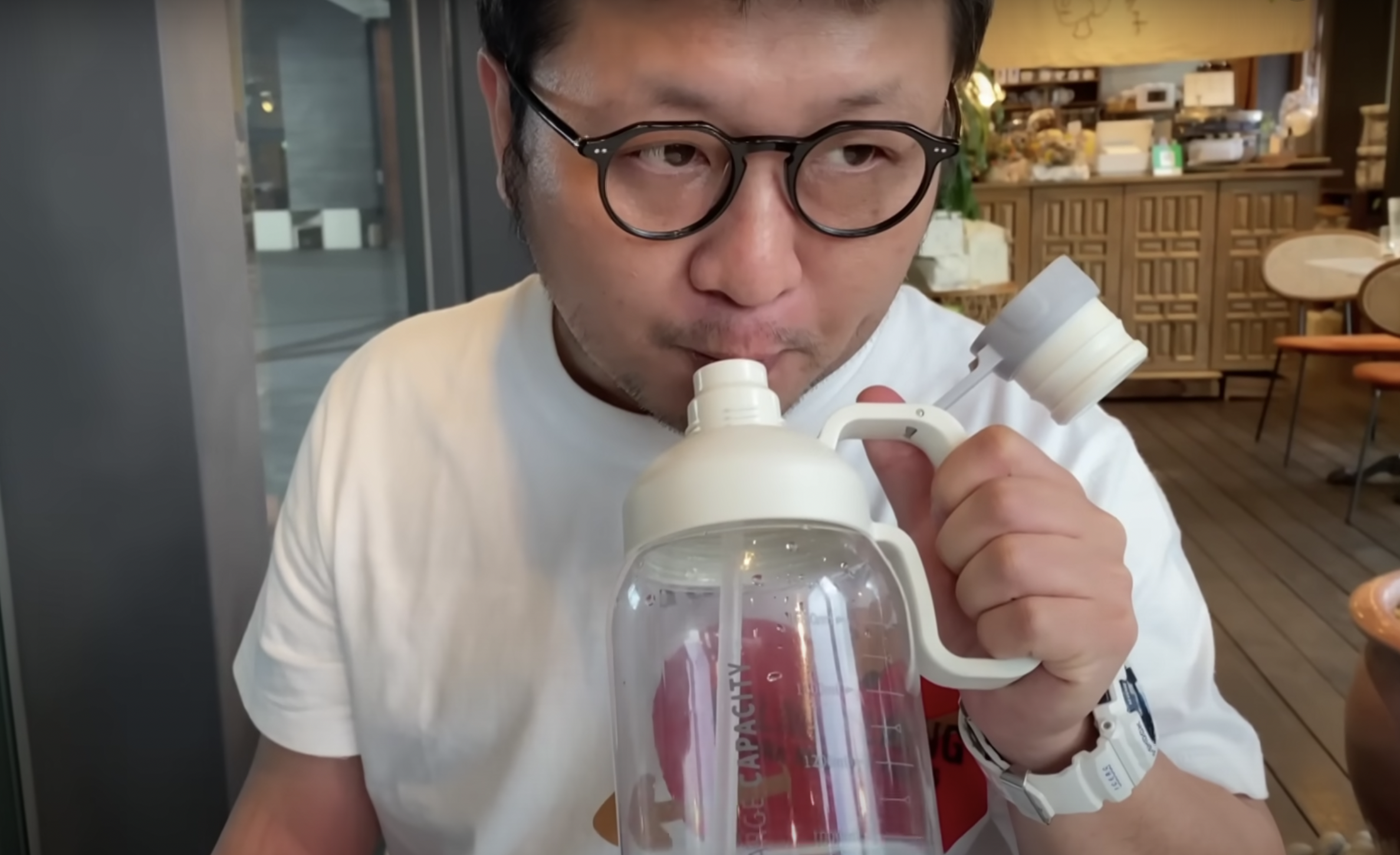 兩人挑戰飲食不變,但每天喝3000cc的水,測試身體會有什麼變化。