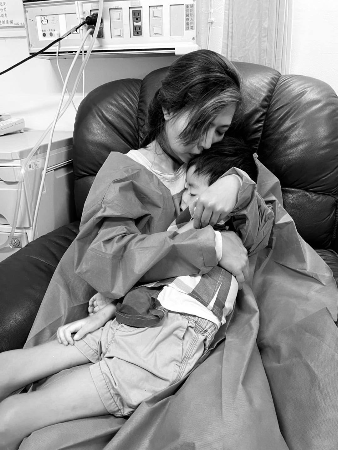 媽媽悲痛欲絕:「你聽著我的心跳來到這世上,也讓你聽著我的心跳離開這世界。」