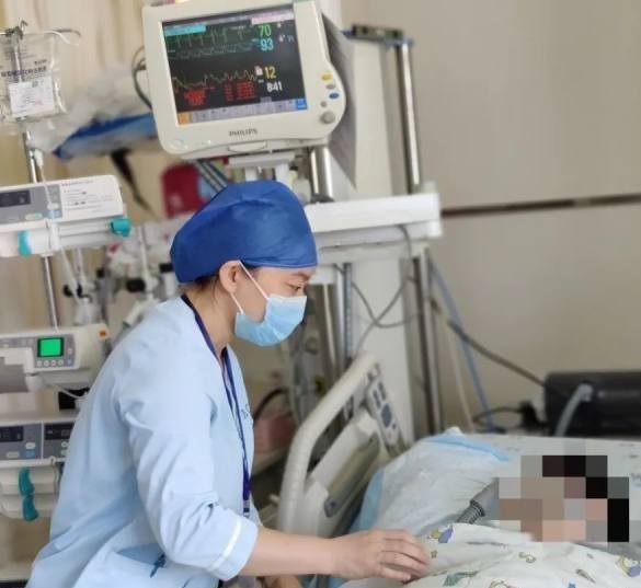 笑笑因體重太重,無法坐立,只能躺在病床上無法翻身。