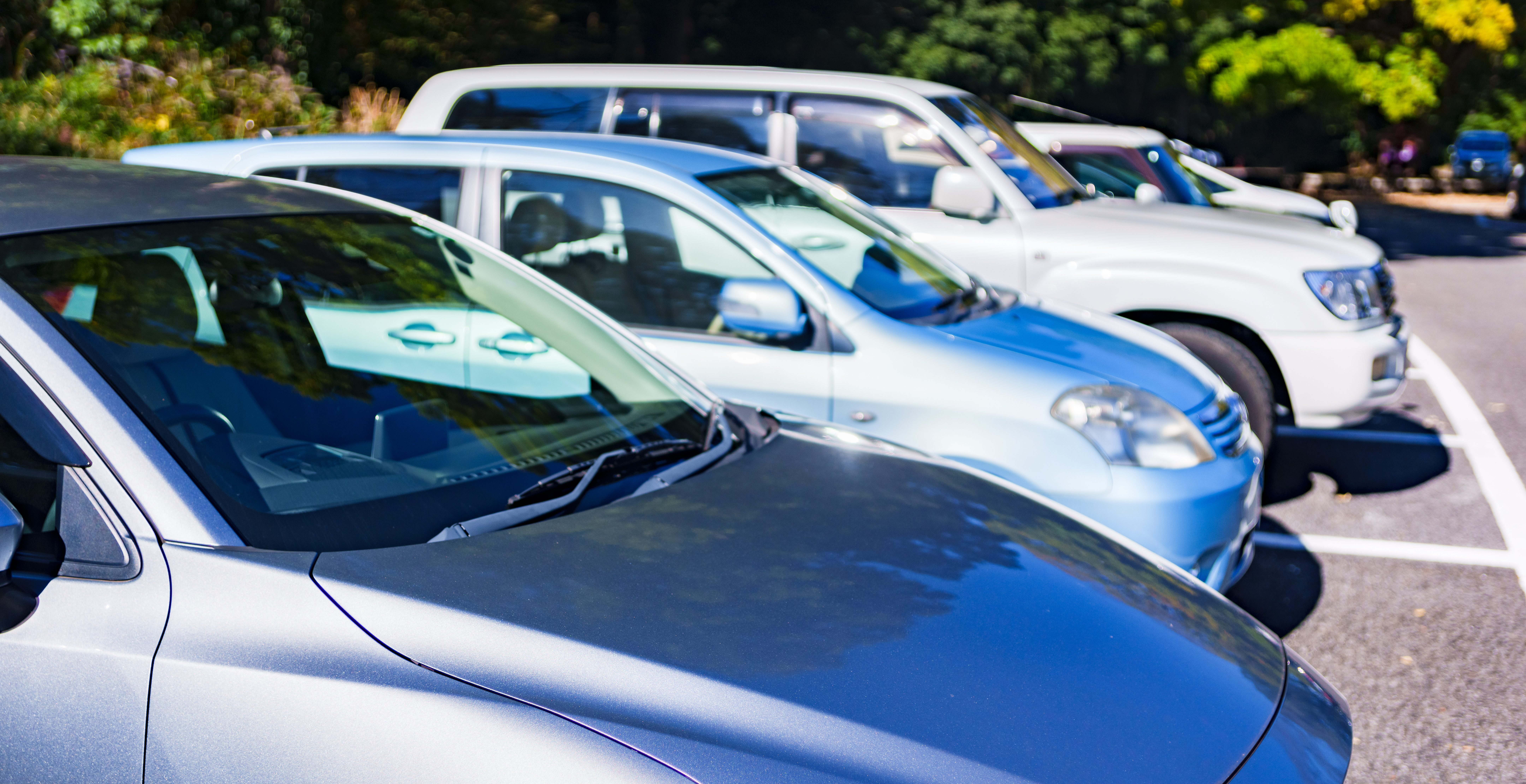 一名大意媽媽在烈日下關掉引擎,玩手機玩足半小時,導致後座的兩名小孩疑因炎熱高溫而中暑,終造成一死一傷。(示意圖)
