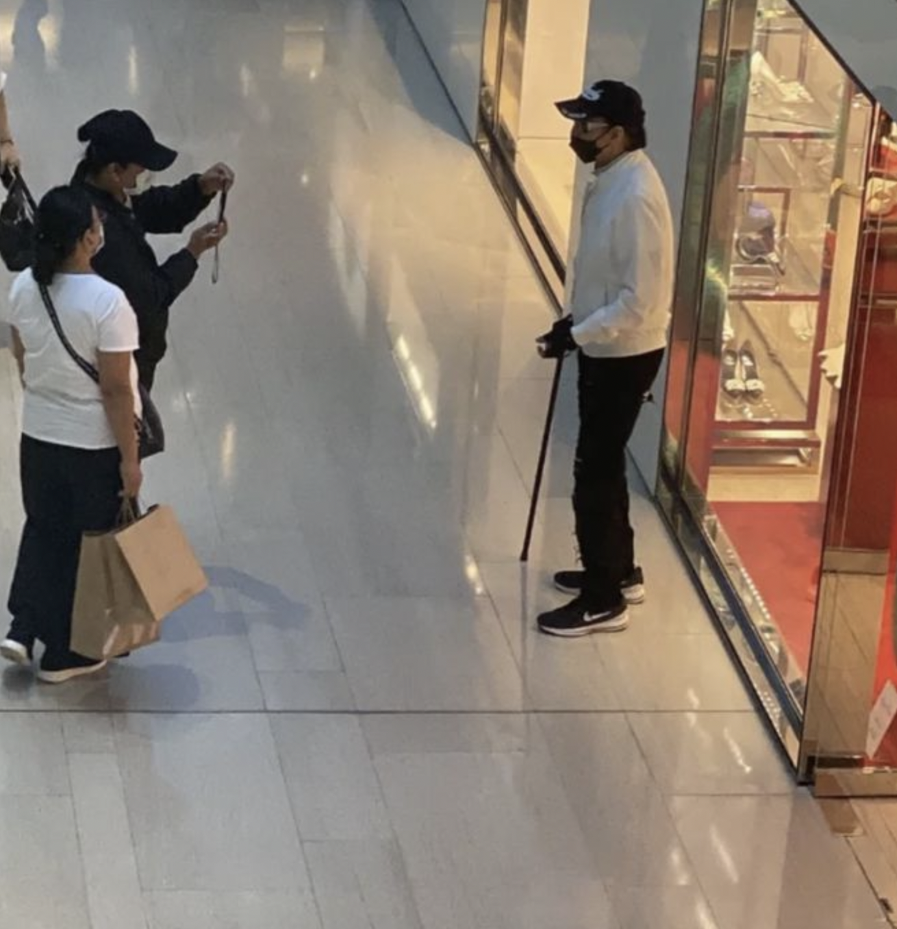 從照片中可見,86歲的四哥精神奕奕,身材依然保持得很好,也沒有明顯駝背。