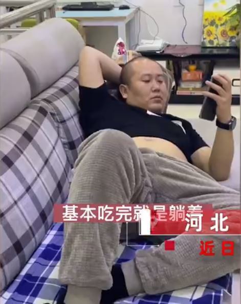 據指,在男子減肥前,每天除了吃喝外,就是躺在梳化、床上玩手機。