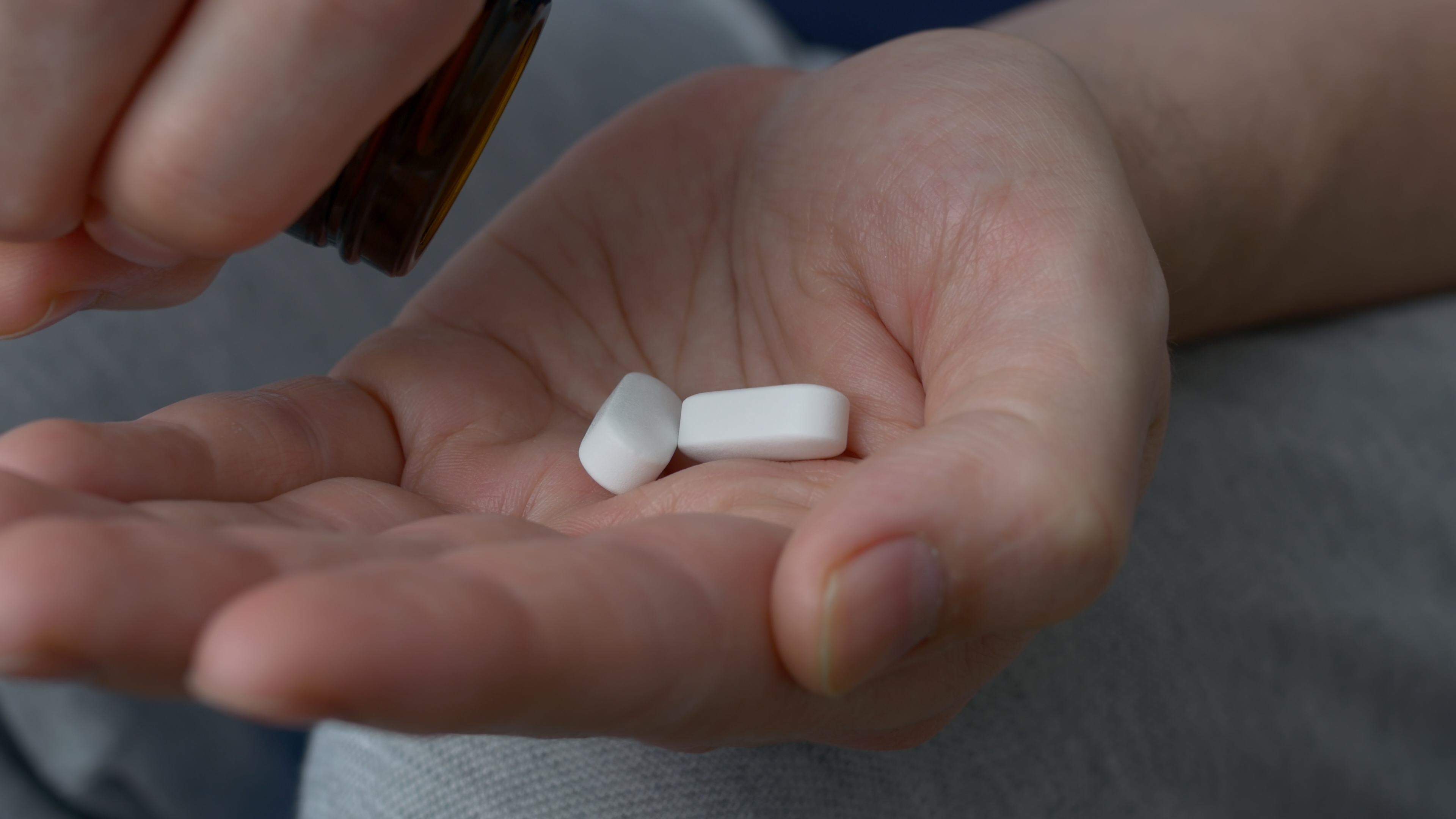 海倫不時感到右手莫名刺痛，以為沒大礙便沒看醫生，只吃了強效止痛藥。