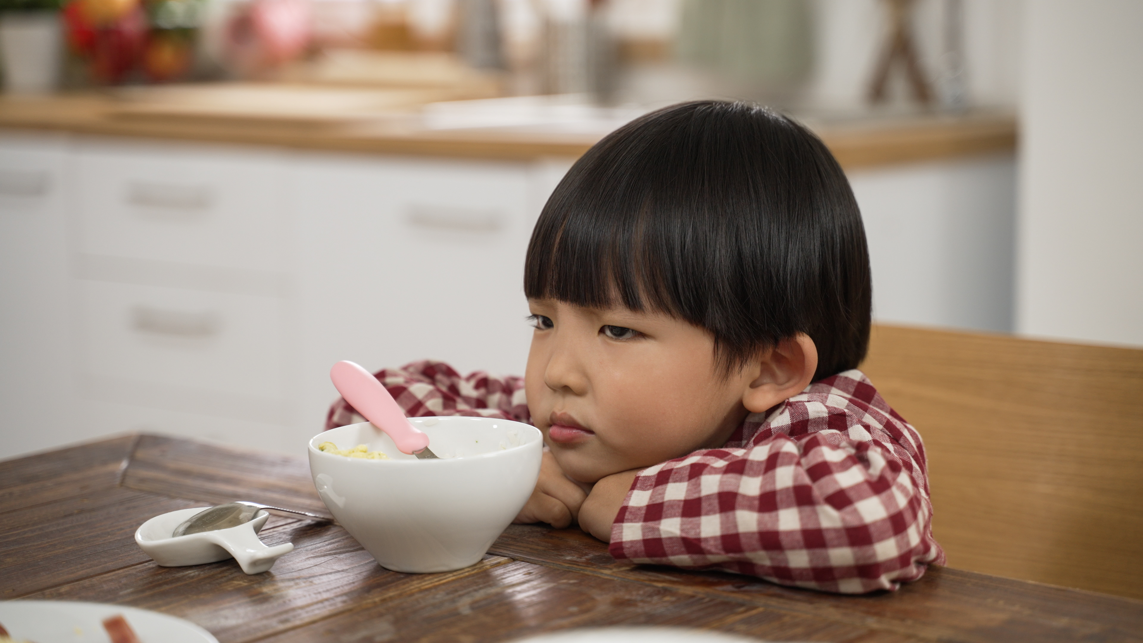 小孩吃飯時不會動手吃,老師餵食也不吃。(示意圖 非當事人)