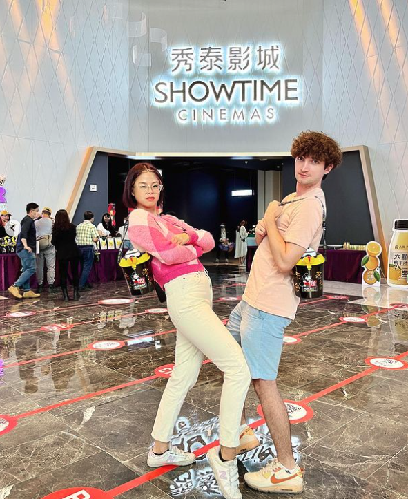 路易精心安排了一場驚喜,騙女友要來一場「超浪漫約會」。