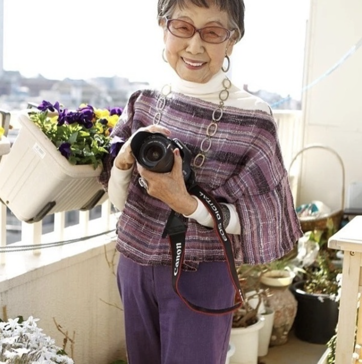 笹本恒子看了一部黑白電影受到了啟發,立志從事攝影工作。