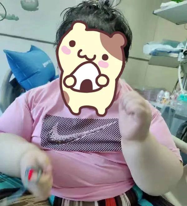 笑笑插著喉管沒法說話,卻時不時擺手,試圖讓照顧她的護士看到。