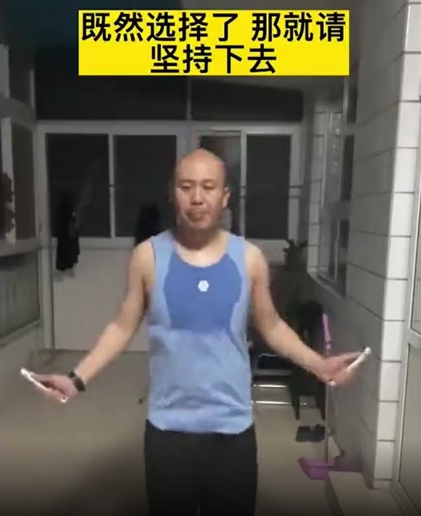 直到第3個月,他每日更嘗試跳到5,000下,結果體重成功從原先的92.5公斤(約203磅)減至65公斤(約143磅)。