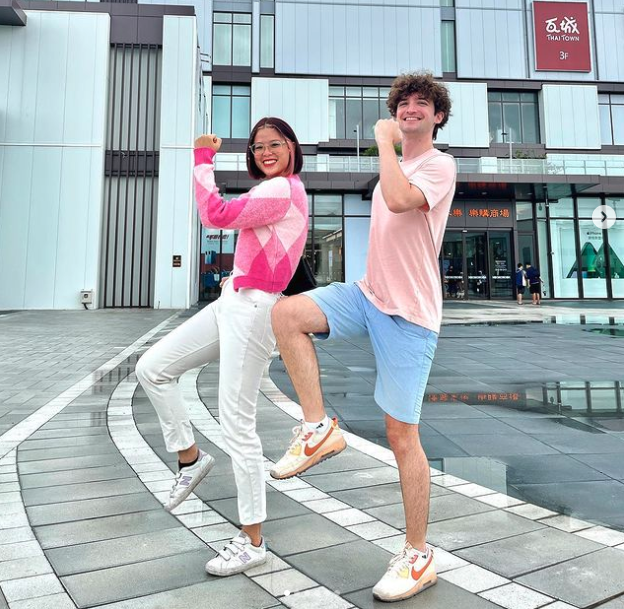 兩人逗趣又甜蜜的互動深受網民喜愛。
