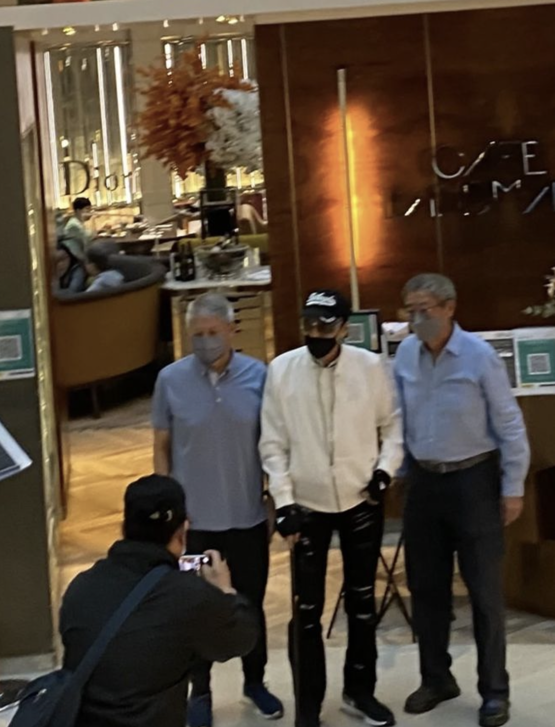 網友拍到謝賢與友人在餐廳門口合照。