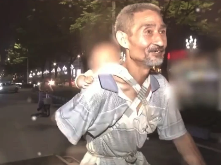 內地一位70多歲的老伯伯在深夜背著嬰兒撿垃圾。