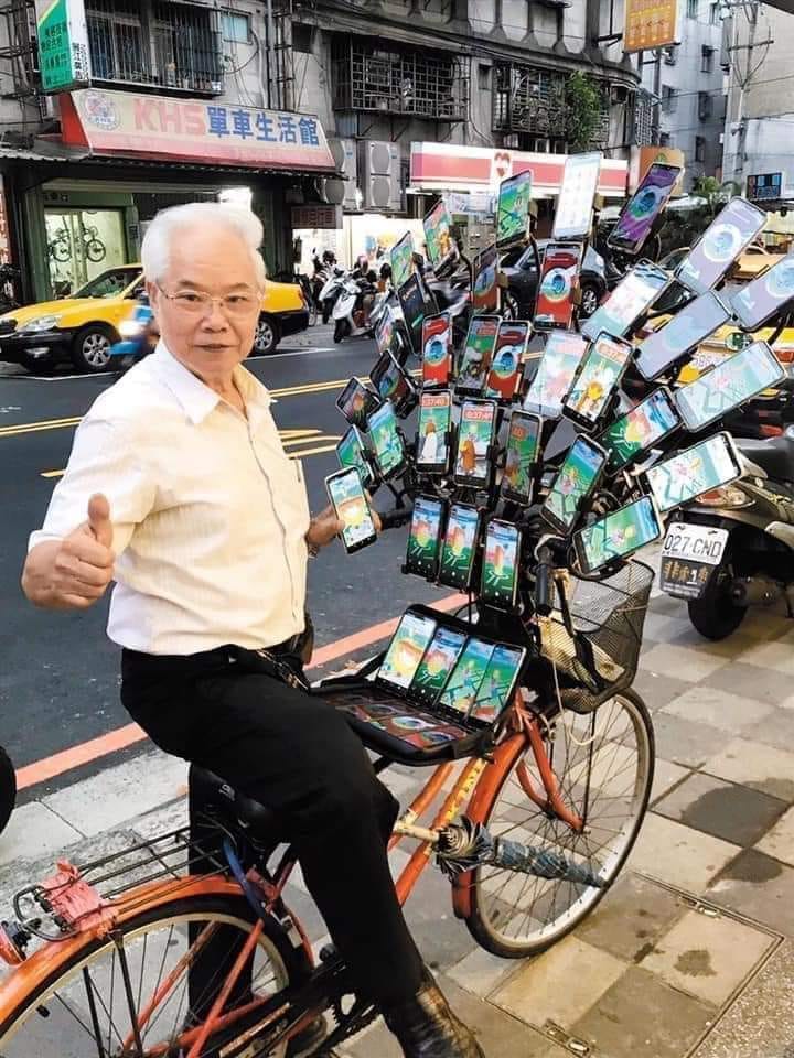 「Pokémon阿伯」以多架手機組成的「孔雀開屏」照片在網絡上瘋傳，一度紅遍國際。