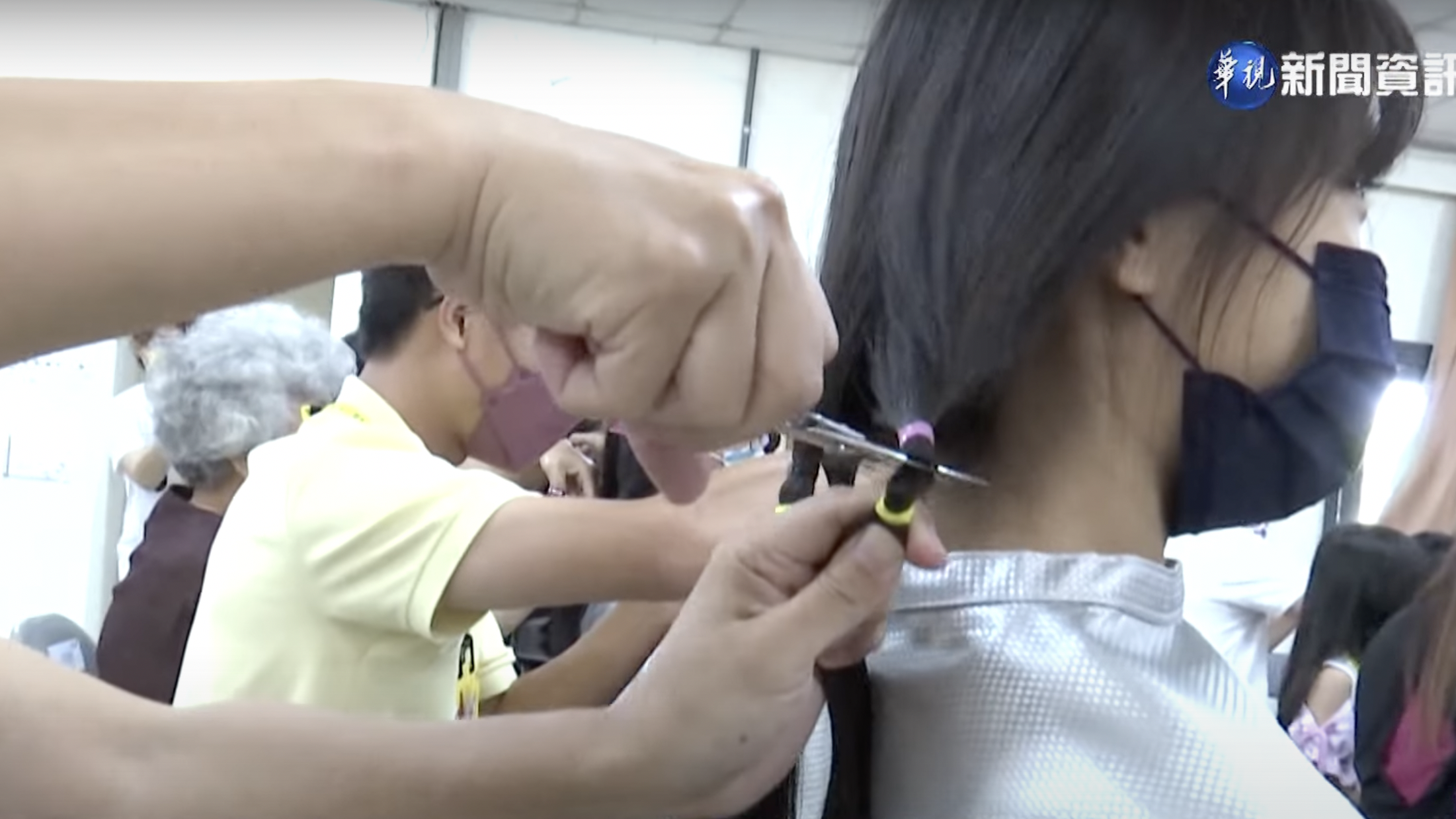 女孩深知假髮對癌友的重要性,主動提議要捐髮。