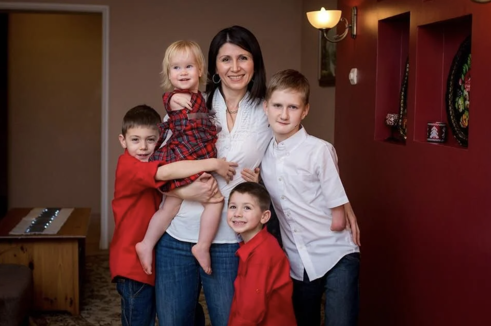 兩夫婦早前也曾領養過一個殘疾男孩,非常有愛心。