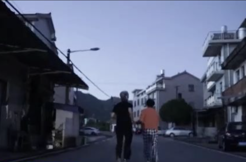 每日早上天還未亮,68歲的樓順光都會和72歲的失明丈夫樓德新起床出門跑步。