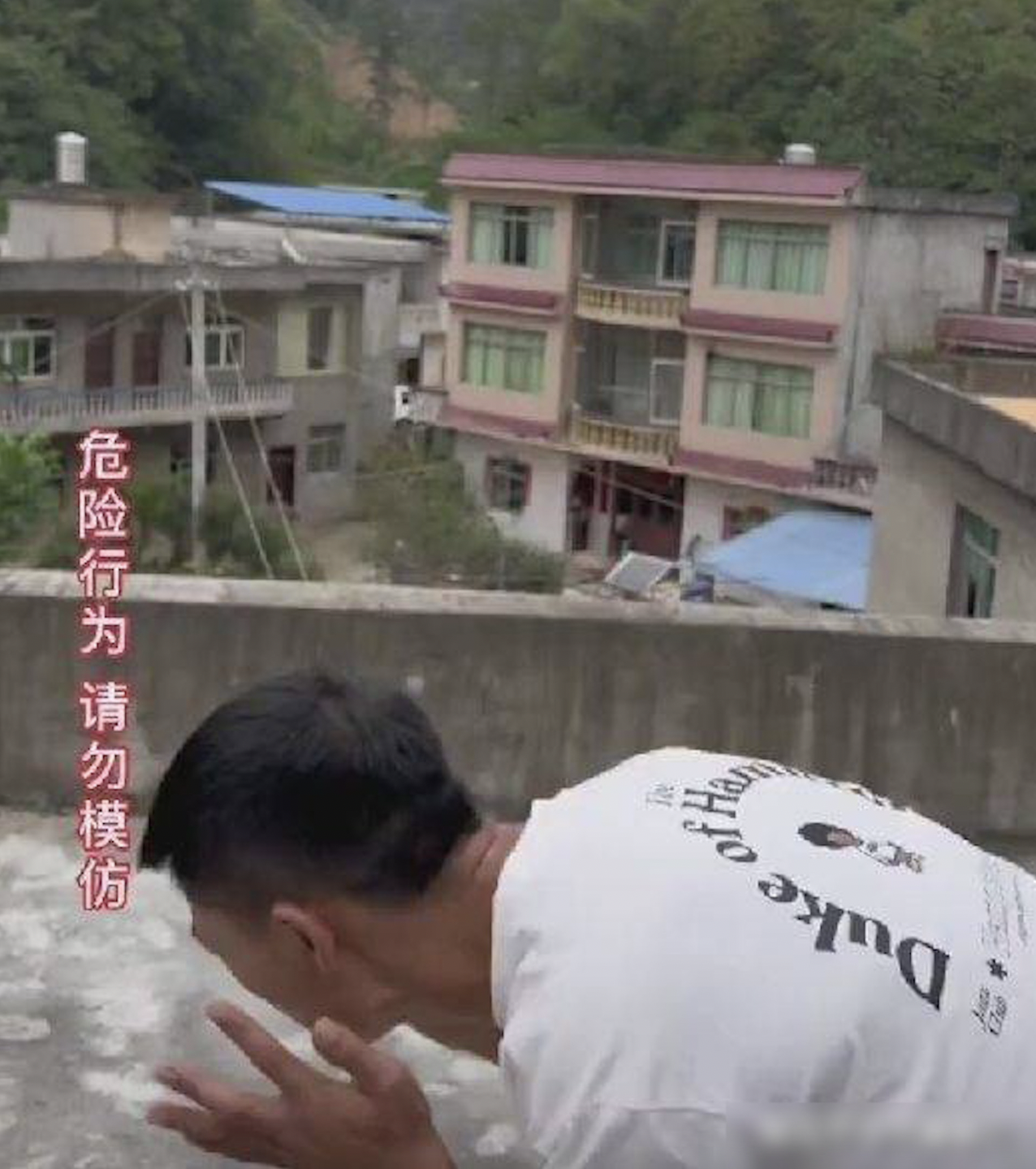 男網紅遭蜜蜂反咬,痛苦地彎著腰不停慘叫。