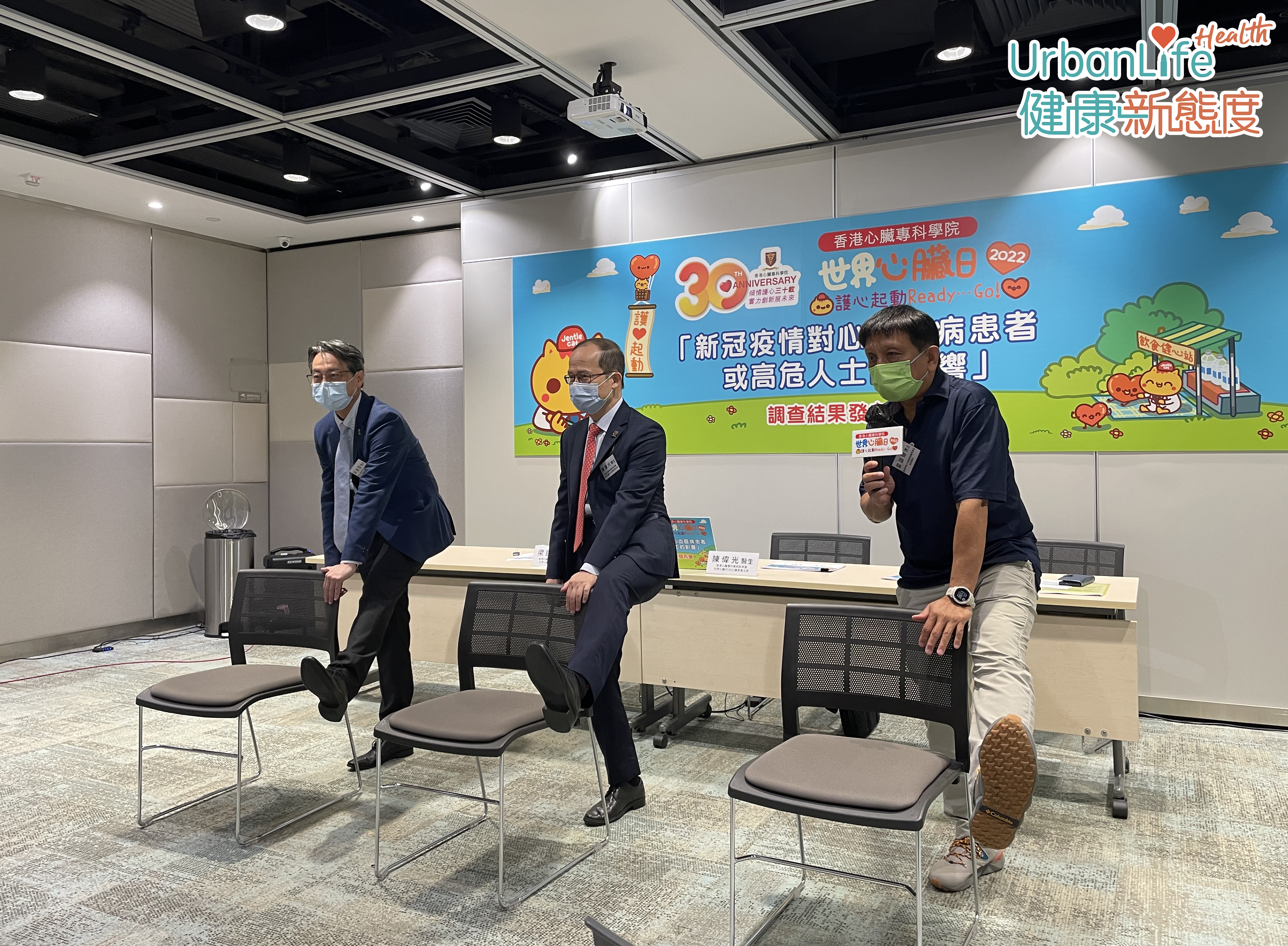 簡單家居伸展運動:手扶枱或櫈,輪流前後大幅度擺動雙腿,促進血液循環