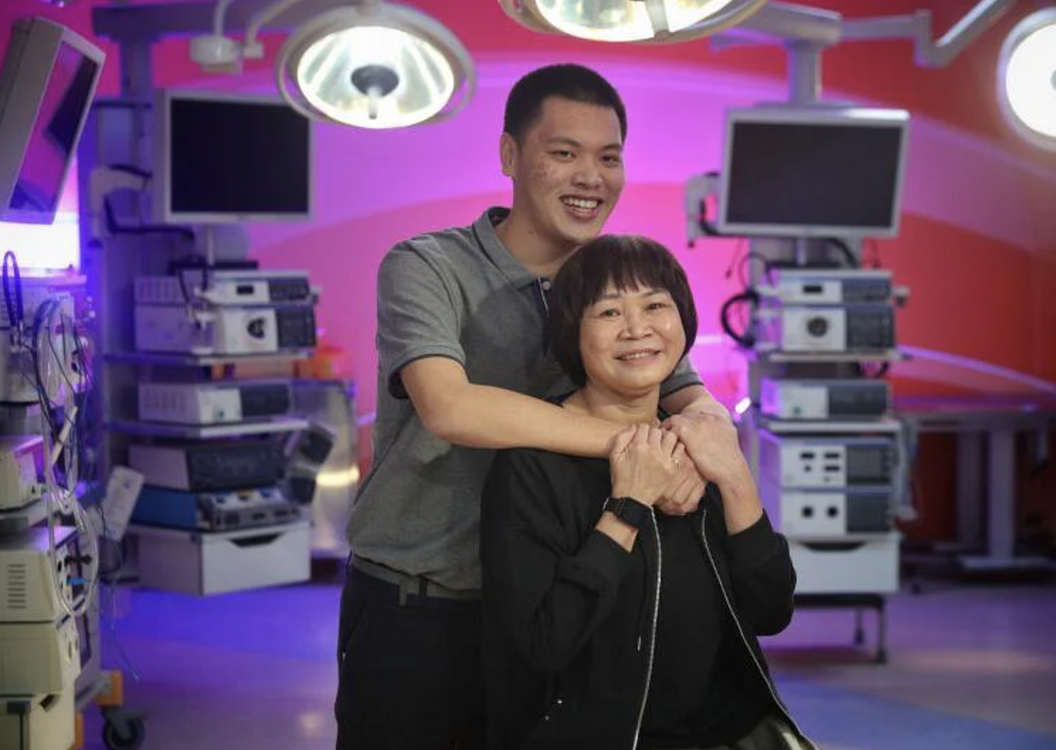 22歲兒子吳俊樂捐肝救母親林意鳴女士。