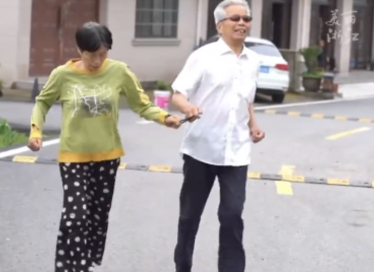 夫妻30年來風雨不改,每天都會出現在村子的街道上。