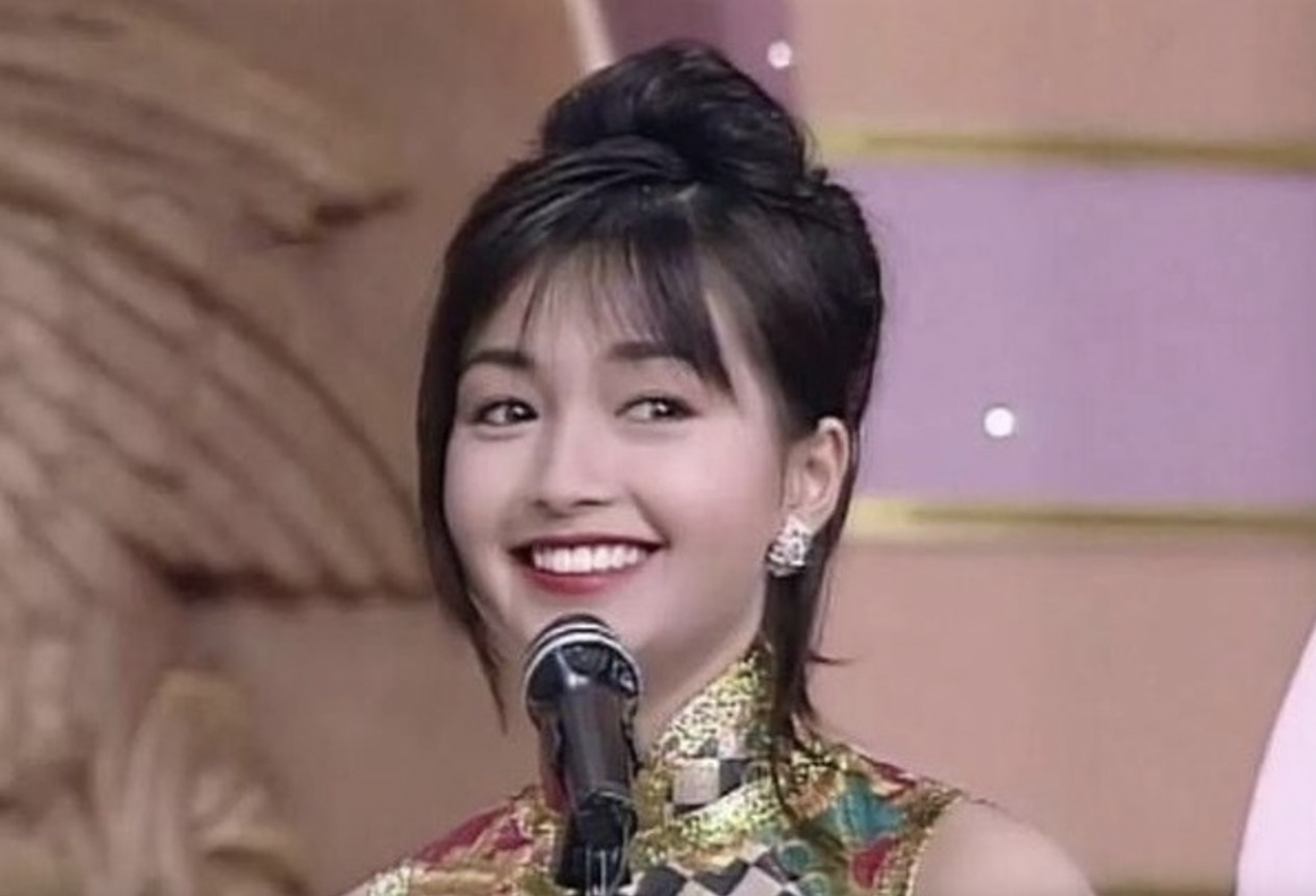 李綺虹是1994年香港小姐季軍兼最受傳媒歡迎獎得主。