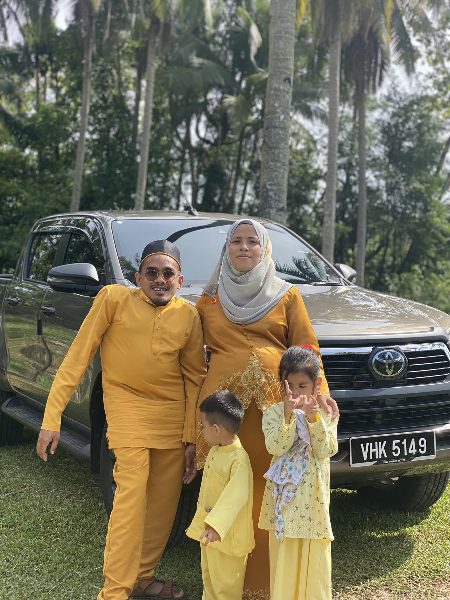 馬來西亞一名殘障男子發圖求助:「請問有誰可以幫我修圖嗎?」