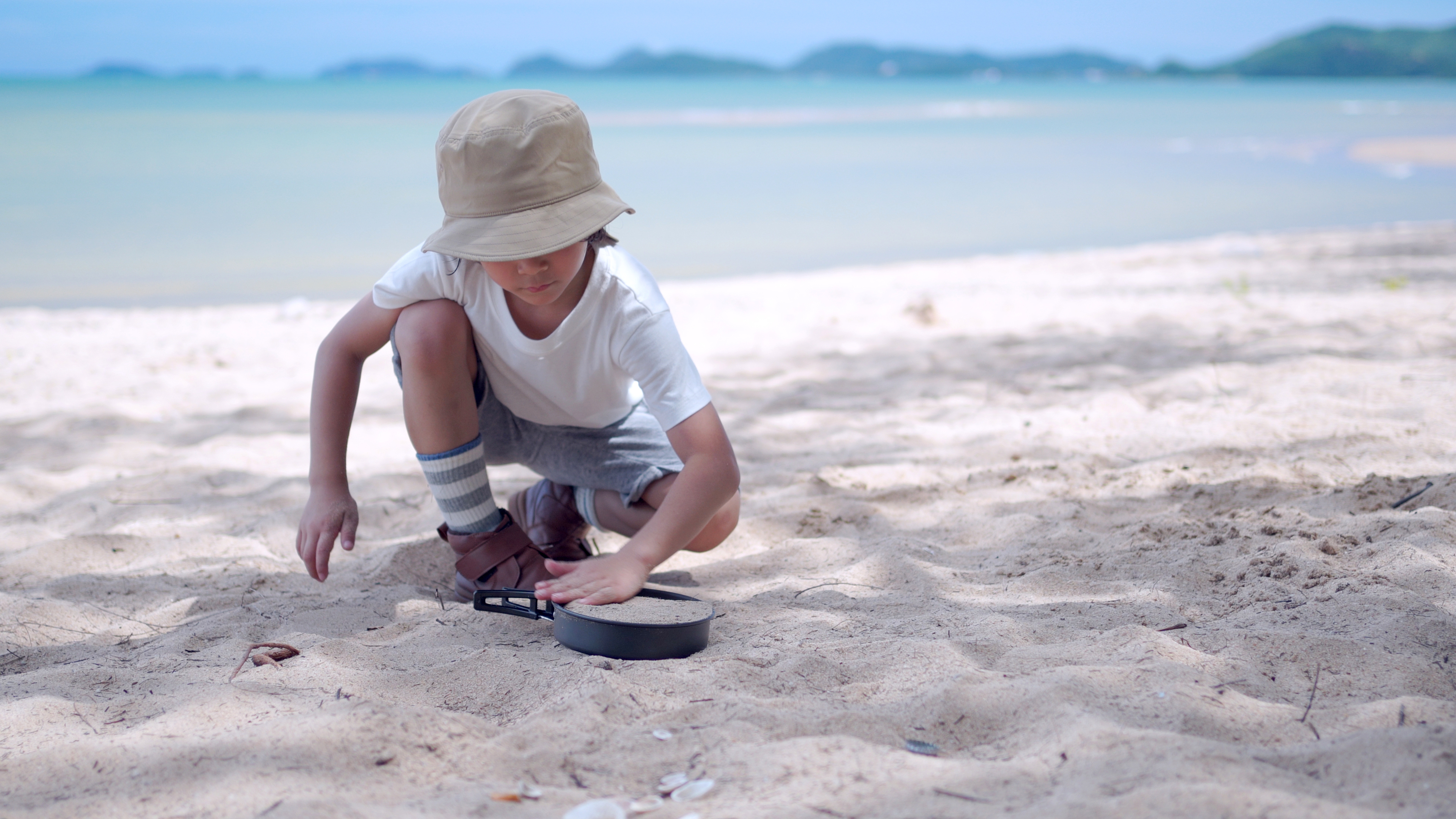 兒子在沙灘到處撿貝殼、摸螃蟹。（示意圖 非當事人）