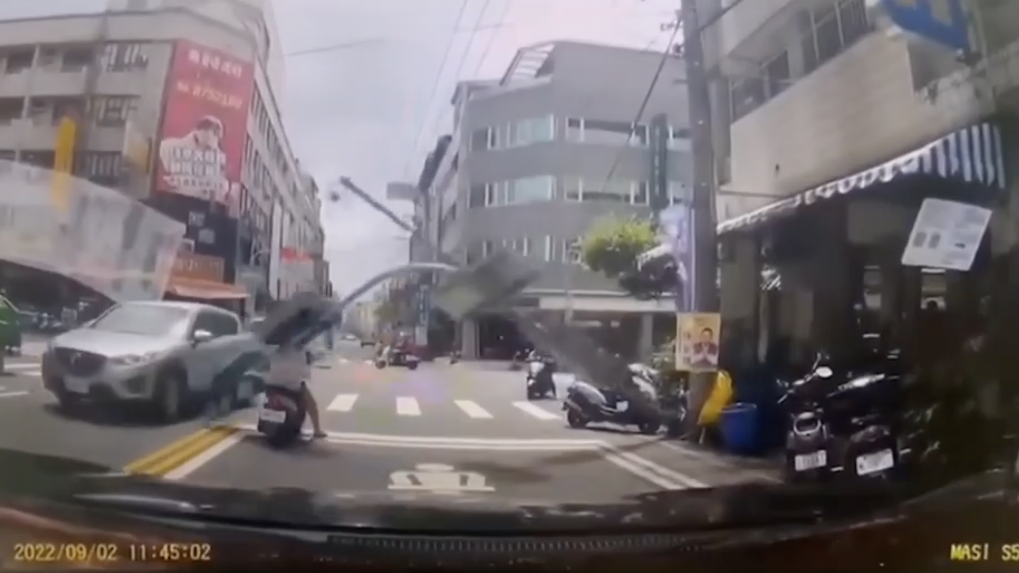 彰化一名43歲婦女在騎車等紅燈時,突然遭倒塌的紅綠燈桿壓中。