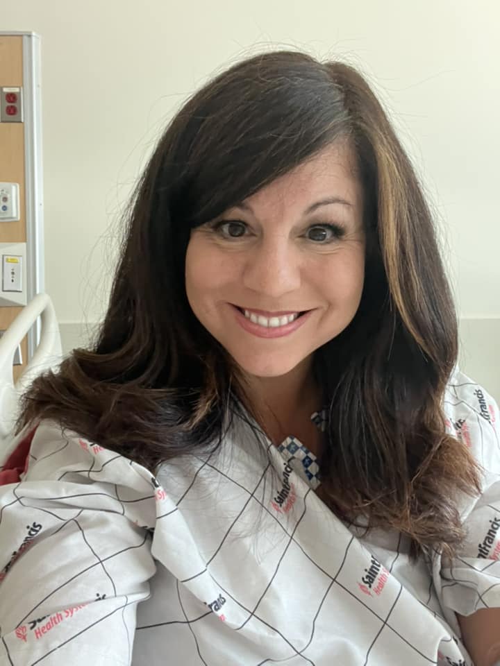 朱莉清在Facebook貼出病床照報平安。