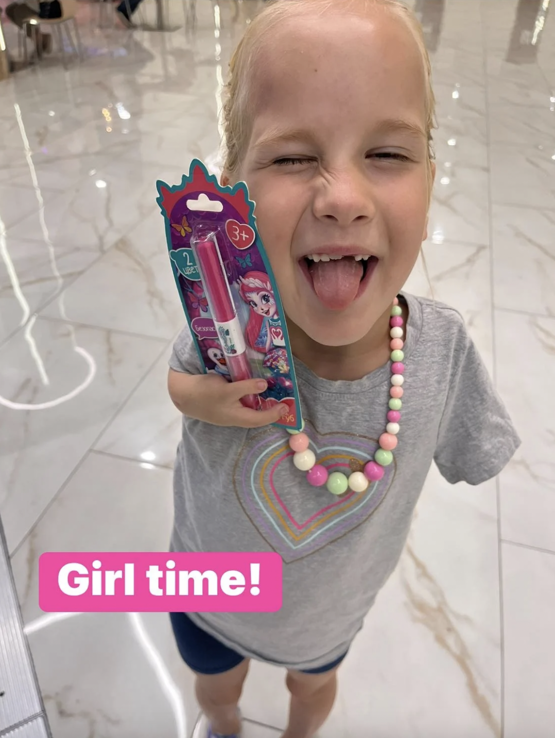 Vasilina樂觀開朗,臉上經常掛著開心的笑容。