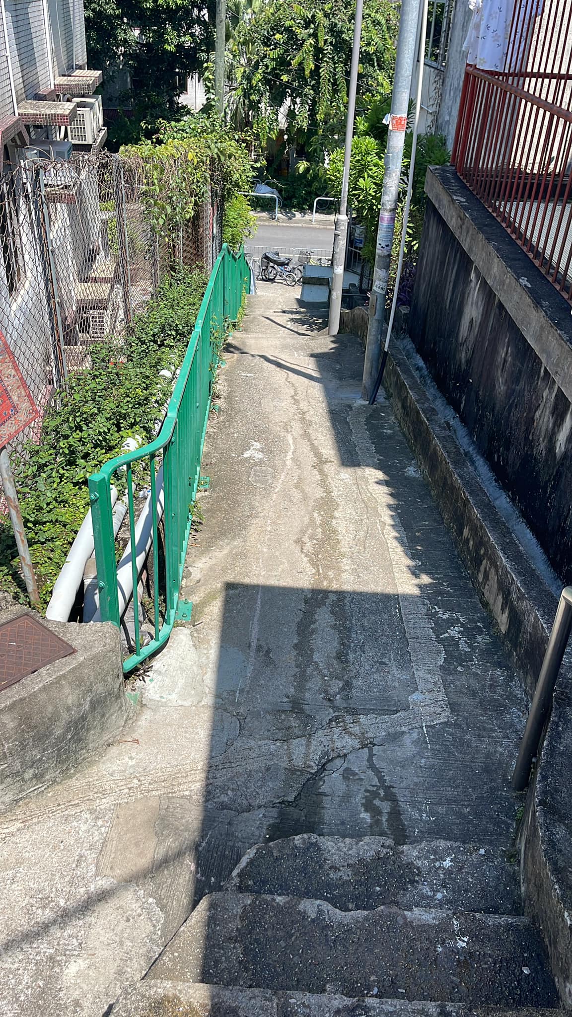 婆婆的住家偏遠,要爬八層樓梯,行一段山才能到達。