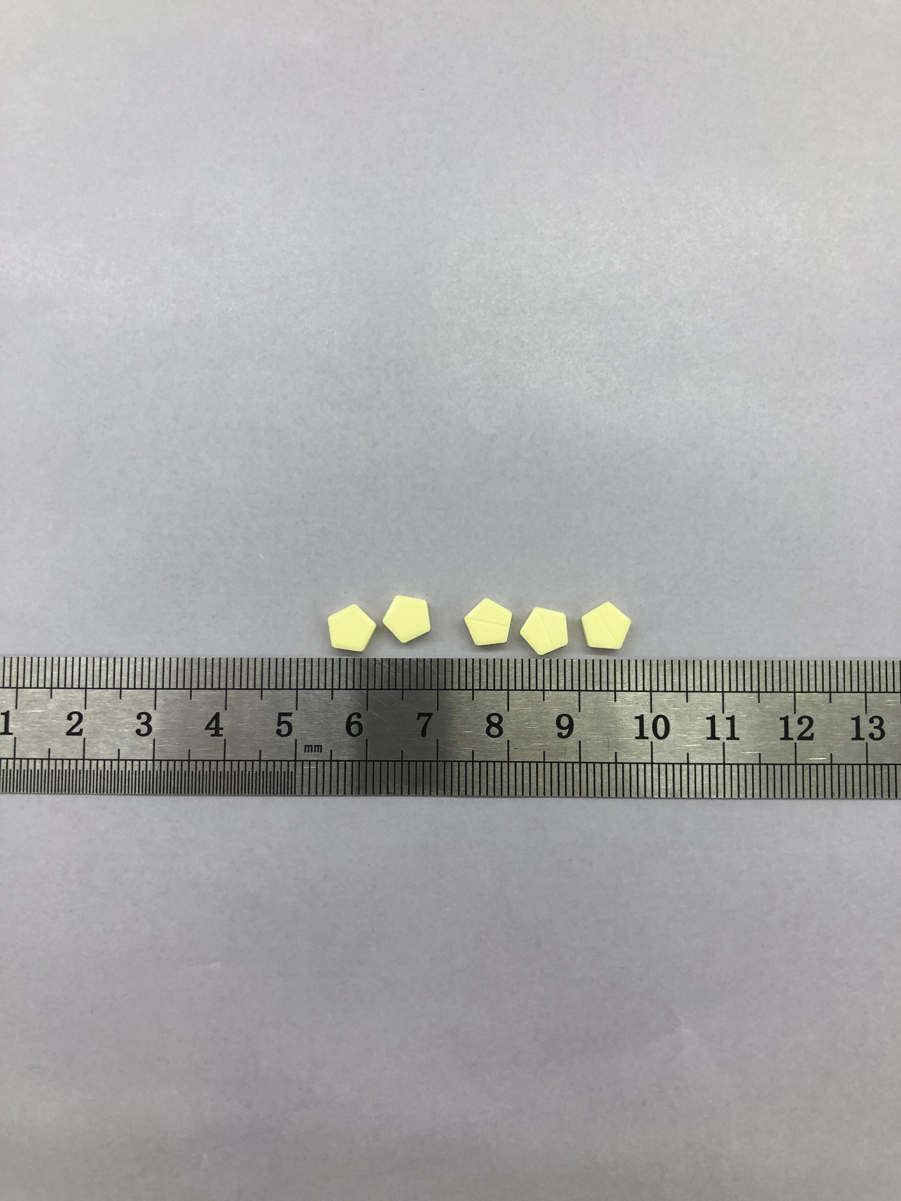 衞生署呼籲,曾向於葵涌大隴街91-101號友明大廈地下E1鋪新長榮中西藥行駐診的表列中醫黃伙章求診的市民,應停用其處方的一款黃色藥片。