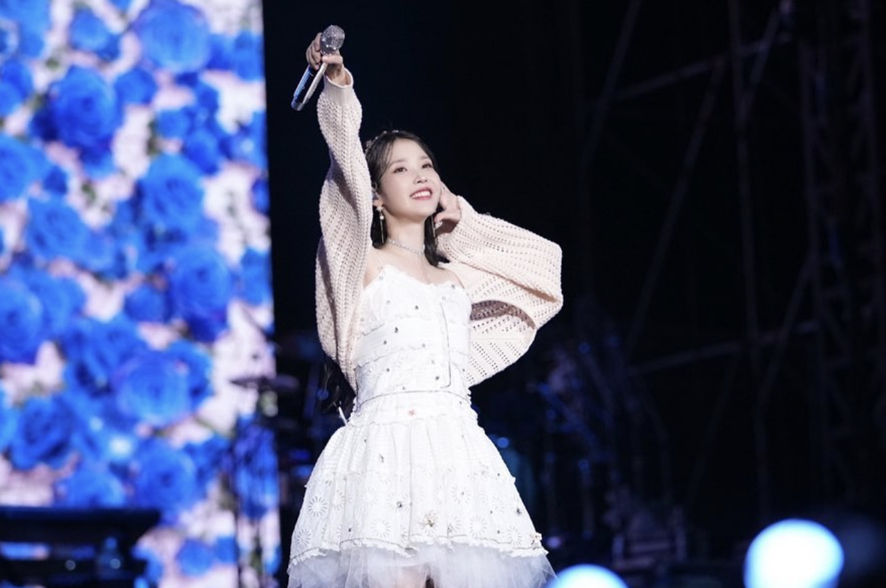 IU 日前在個人演唱會終場時突然自爆耳朵出問題已長達1年。
