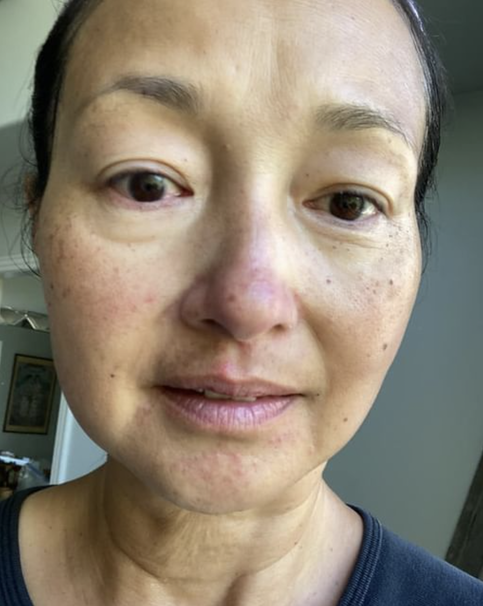 近日她在社交平台分享了一張素顏自拍照。