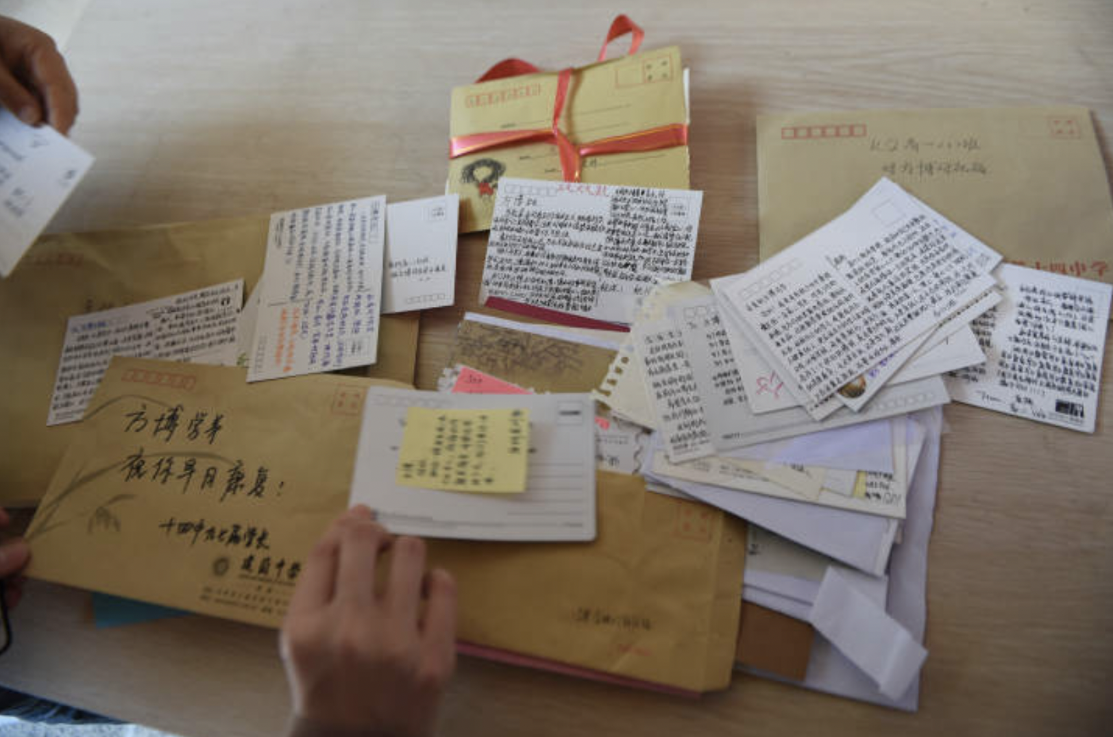 方博收到許多來自同學以及各界的上千條短信和愛心信件。